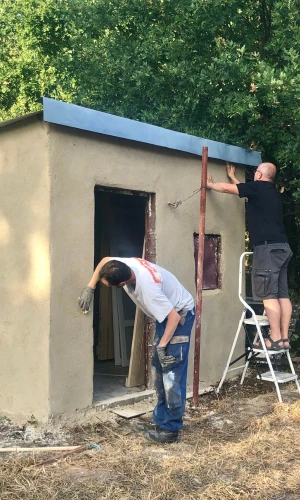 Des bénévoles du low-tech lab Lorient-Kermperle sur un chantier enduit chaux